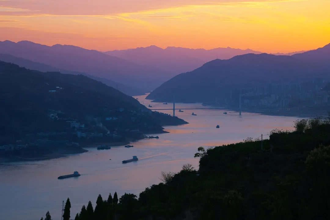 企业软件开发中微服务架构与单体架构的选型对比与适用场景